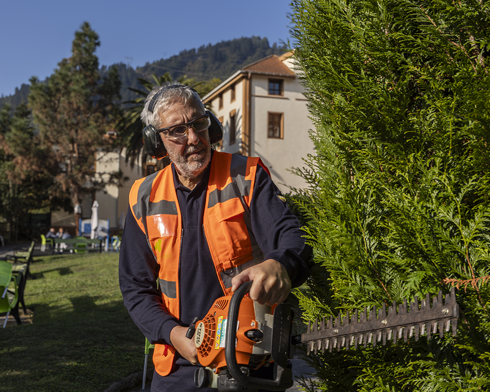 Un trabajador de Zaintzen realizando servicios de jardinería