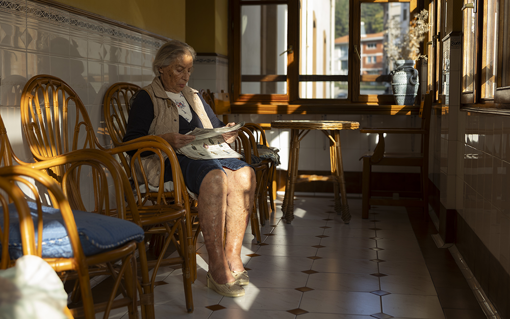 Una residente leyendo el periódico