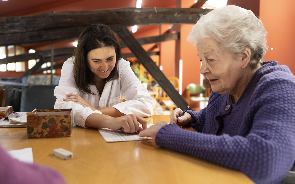 Una trabajadora de Zaintzen con una usuaria de una residencia